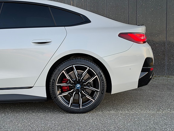 BMW i4 11 of 27