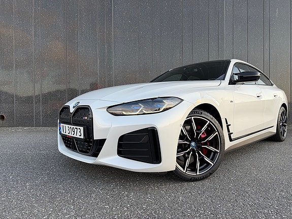 BMW i4 2 of 27