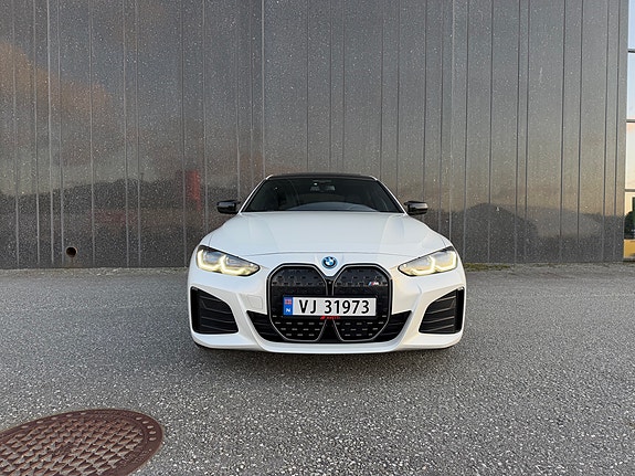 BMW i4 3 of 27