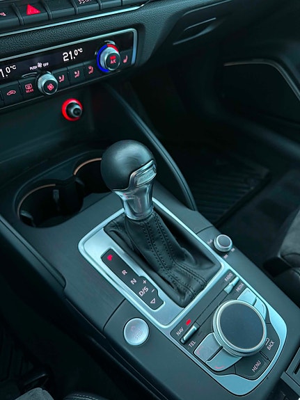Audi e-tron 14 of 19