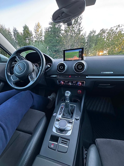 Audi e-tron 12 of 19