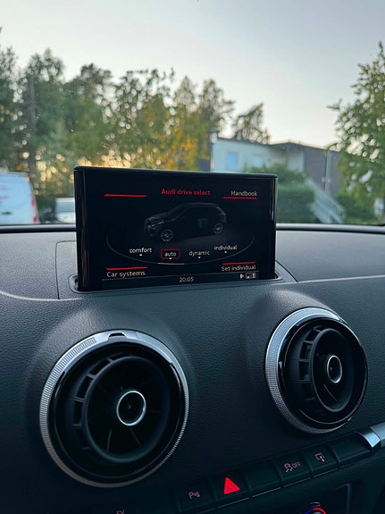 Audi e-tron 16 of 19