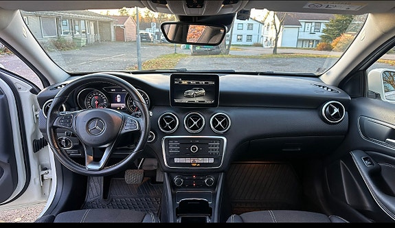 Mercedes-Benz A180 3 of 9