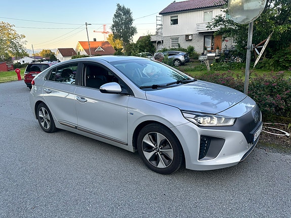 Hyundai IONIQ 3 of 4