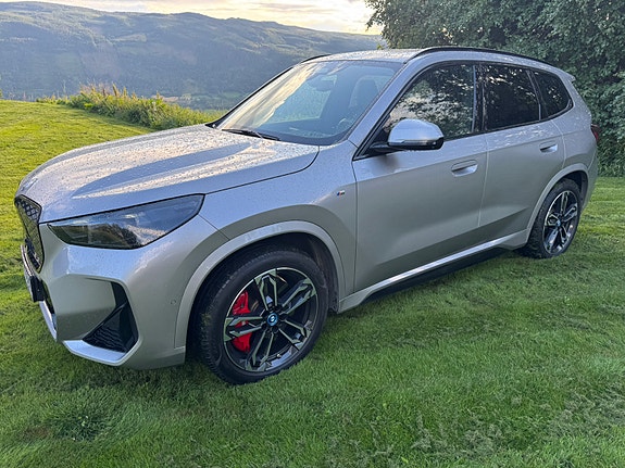 BMW iX1 5 of 10