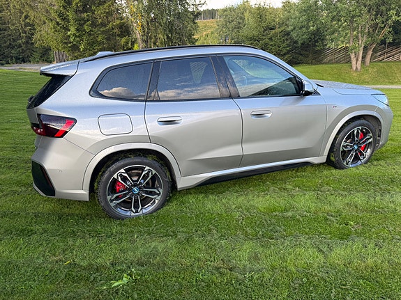 BMW iX1 7 of 10