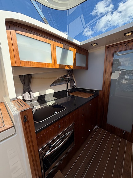 Meget pen og velholdt Marex 310 Sun Cruiser, 2022-modell selges 6 of 23