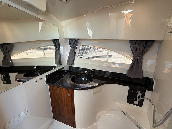 Meget pen og velholdt Marex 310 Sun Cruiser, 2022-modell selges 12 of 23