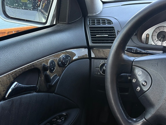 Mercedes-Benz E320 10 of 16