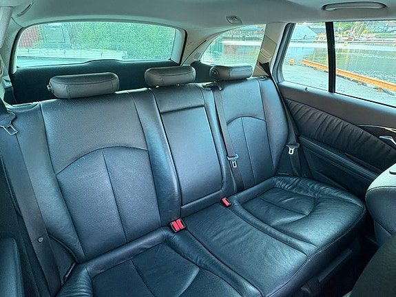 Mercedes-Benz E320 11 of 16
