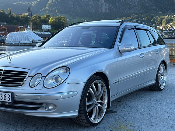 Mercedes-Benz E320 5 of 16