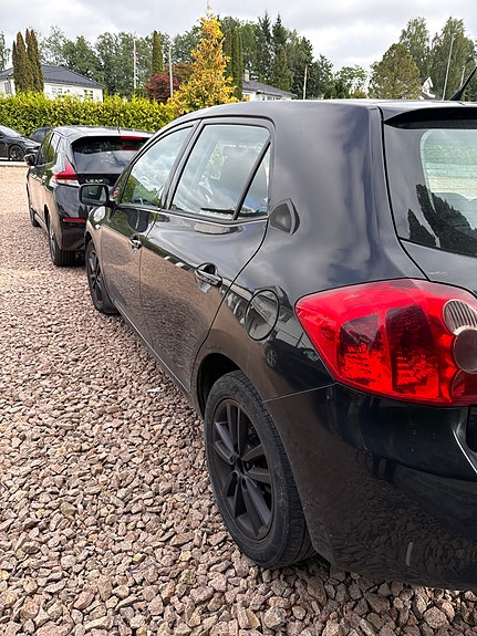 Toyota Auris 2 of 9