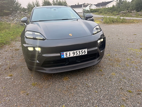 Porsche Macan 4 2 of 30