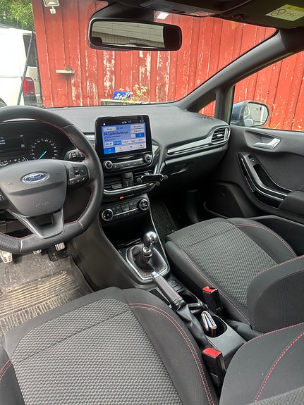 Ford Fiesta 3 of 5