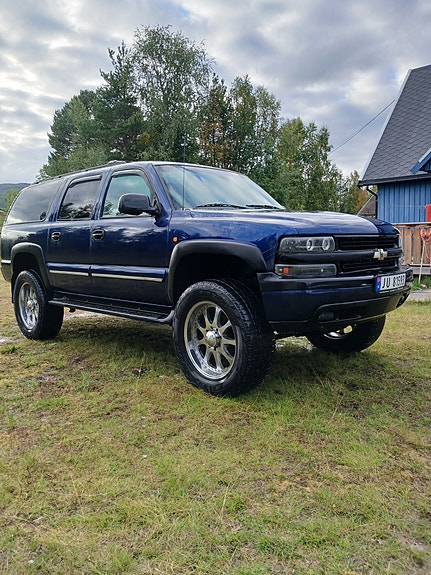 Chevrolet Suburban 4 of 9