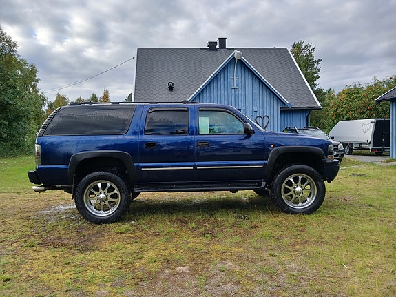 Chevrolet Suburban 2 of 9
