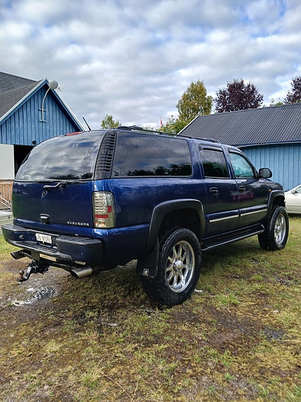 Chevrolet Suburban 3 of 9