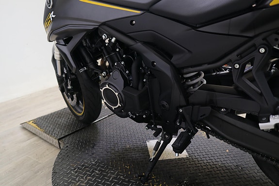 VOGE R525 2 of 16