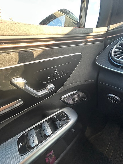 Mercedes-Benz EQE SUV 9 of 10