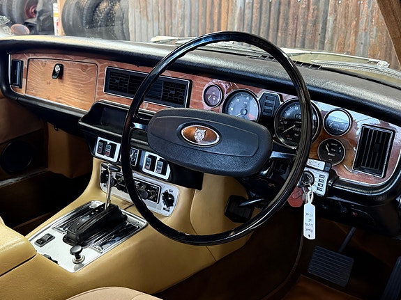 Jaguar XJ 28 of 30