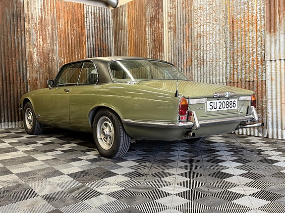 Jaguar XJ 12 of 30