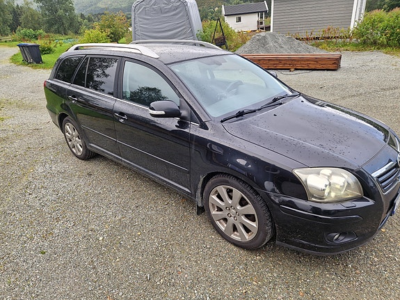 Toyota Avensis 2 of 9