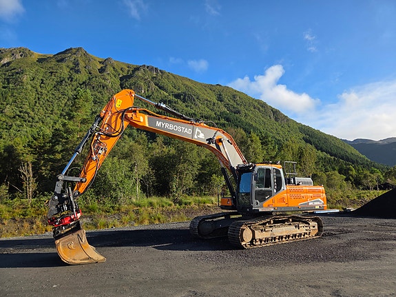 Doosan DX300LC 2 of 10