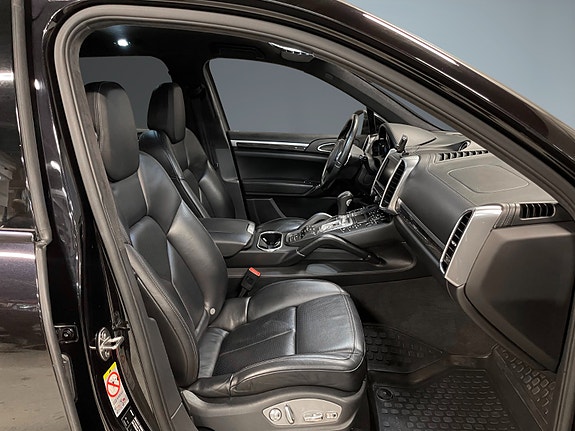 Porsche Cayenne 12 of 21