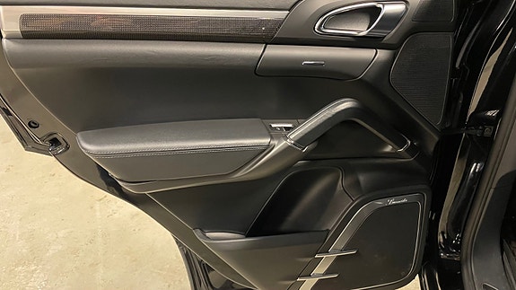 Porsche Cayenne 16 of 21