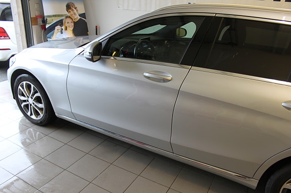Mercedes-Benz C200 2 of 23