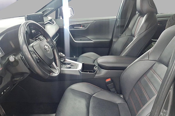 Toyota RAV4 Plug-in Hybrid 4 of 5