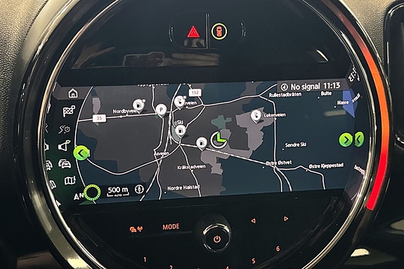 Navigasjon og multimedia samlet på en smart berøringsskjerm.