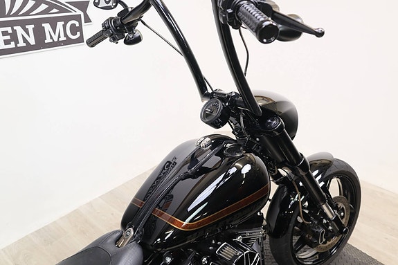Harley-Davidson Pro Street Breakout CVO 7 of 18
