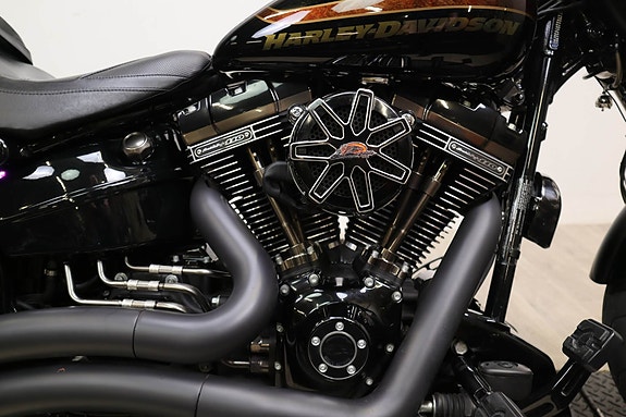 Harley-Davidson Pro Street Breakout CVO 3 of 18