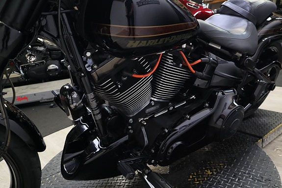 Harley-Davidson Pro Street Breakout CVO 8 of 18