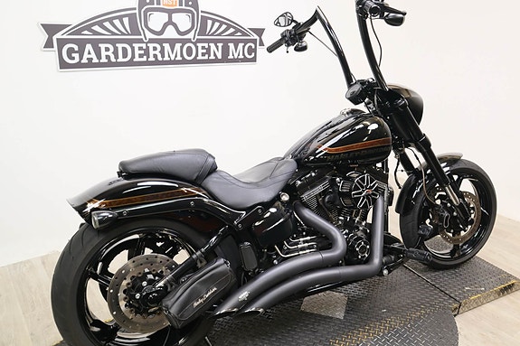 Harley-Davidson Pro Street Breakout CVO 9 of 18
