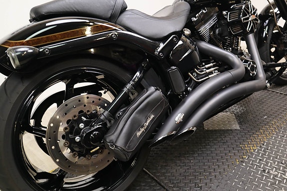 Harley-Davidson Pro Street Breakout CVO 11 of 18