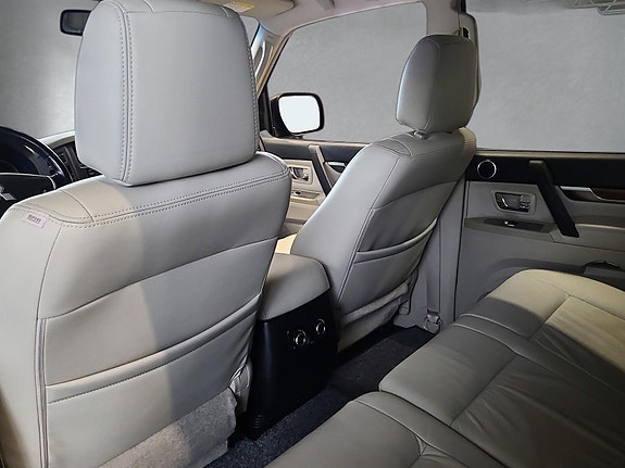 Mitsubishi Pajero 12 of 20