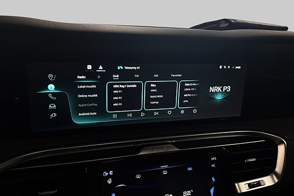Brukervennlig media- og radiokontroll på stor touchscreen display.