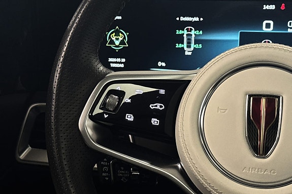 Digitalt dashbord med klar instrumentering og premium materialfølelse.