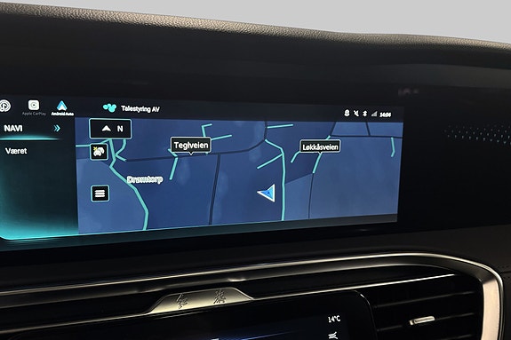 Stor infotainment-skjerm med navigasjon for intuitiv veiassistanse.