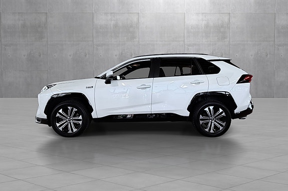Toyota RAV4 Plug-in Hybrid 2 of 30