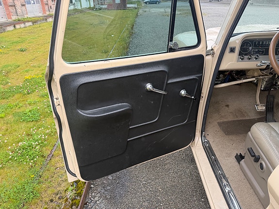 Chevrolet Suburban 27 of 30
