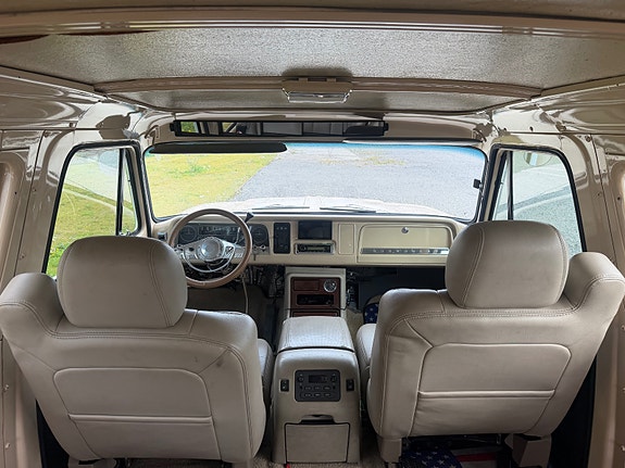 Chevrolet Suburban 26 of 30