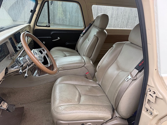 Chevrolet Suburban 18 of 30