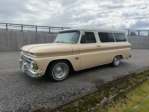 Chevrolet Suburban 8 of 30