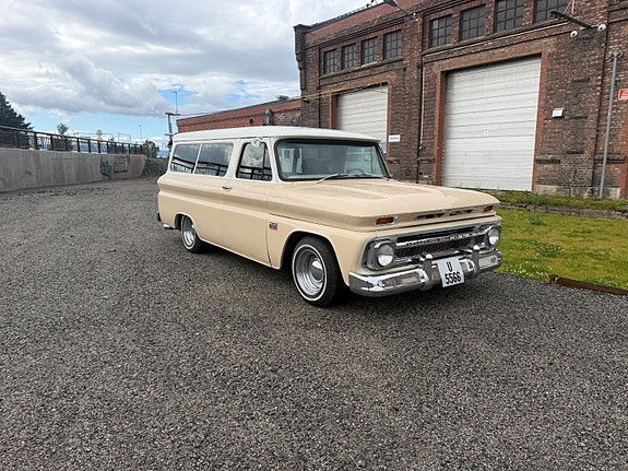 Chevrolet Suburban 9 of 30