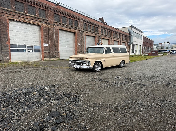 Chevrolet Suburban 5 of 30