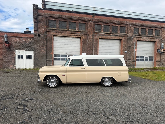 Chevrolet Suburban 3 of 30
