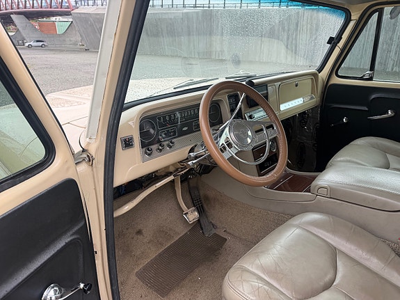 Chevrolet Suburban 19 of 30